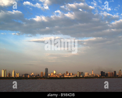 Panoramablick über Buenos Aires, Argentinien, aus dem Fluss, in den frühen Morgenstunden Stockfoto