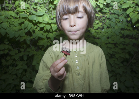 Junges Mädchen halten kleiner Frosch Stockfoto