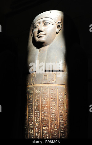 Ägypten Kairo The Egyptian Museum innen Museum der Altertümer und alte Kultur Blick auf einen hölzernen Sarg in einem Strahl von Licht Stockfoto