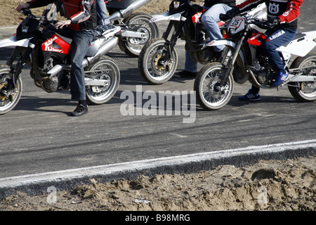 Motorräder in Aktion auf Rennen verfolgen im freien Stockfoto