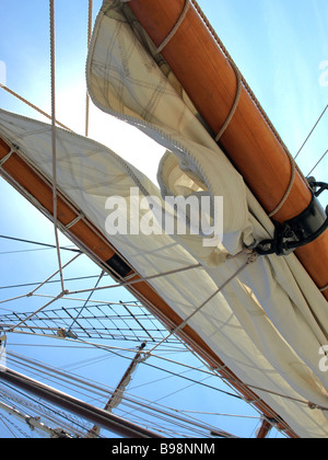 Detailansicht der furled Leinwand auf einem hoch-Schiff mit Nock und Takelage sonnenbeschienenen von den Rücken hoch-Schiffen Stockfoto