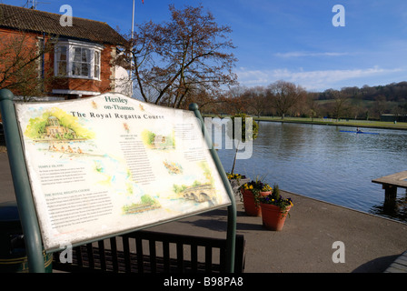 Henley auf Themse Royal Regatta Kurs Schild mit Ruderer am Fluss Stockfoto