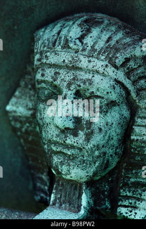 Eine Nahaufnahme von einem geschnitzten Pharoah Gesicht auf ein Mausoleum in einem örtlichen jüdischen Friedhof. Stockfoto