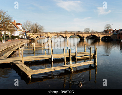 Henley auf Themse-Brücke mit Pontons im Vordergrund Stockfoto
