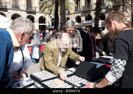 Antiquitätenmarkt am Placa Reial in Barcelona Stockfoto