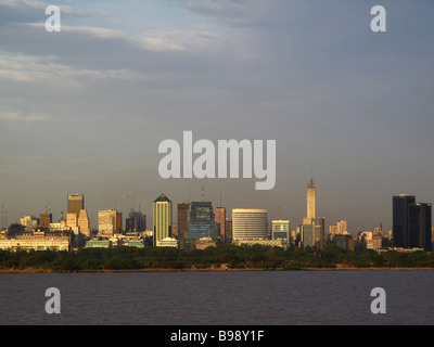 Panorama-Landschaft von Buenos Aires gesehen vom Fluss am frühen Morgen. Stockfoto