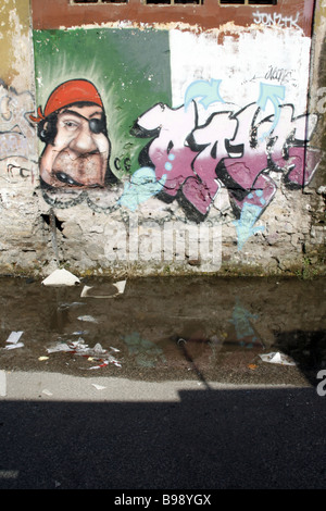 bunte urban Graffiti auf abblätternde Farbe auf alten Wandoberfläche in Sonne im freien Stockfoto