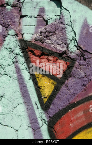 bunte urban Graffiti auf abblätternde Farbe auf alten Wandoberfläche in Sonne im freien Stockfoto