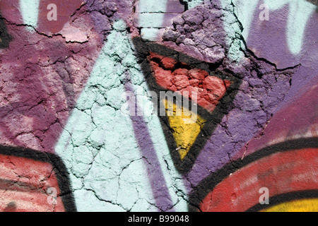 bunte urban Graffiti auf abblätternde Farbe auf alten Wandoberfläche in Sonne im freien Stockfoto