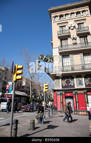 Art-Deco-Drache auf La Rambla von einem ehemaligen Regenschirm-Shop in Barcelona Stockfoto