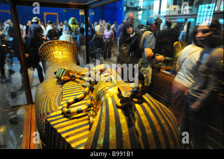 Ägypten Kairo The Egyptian Museum innen Museum der Altertümer und antiken Kultur Tutanchamun s Sarg Stockfoto