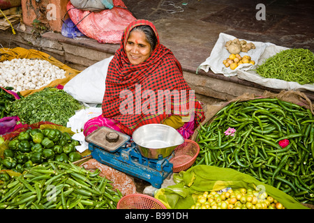 Frau verkaufen Gemüse in einem Straßenmarkt Chandpole Basar, rosa Stadt Jaipur, Rajasthan, Indien Stockfoto