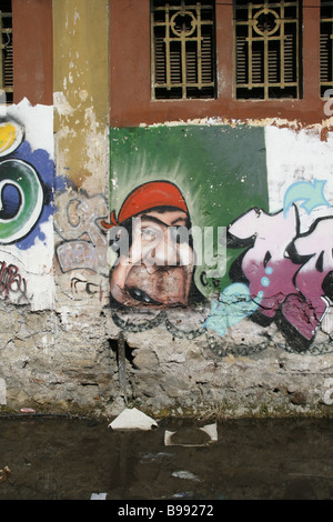 bunte urban Graffiti auf abblätternde Farbe auf alten Wandoberfläche in Sonne im freien Stockfoto