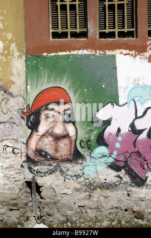 bunte urban Graffiti auf abblätternde Farbe auf alten Wandoberfläche in Sonne im freien Stockfoto