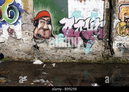 bunte urban Graffiti auf abblätternde Farbe auf alten Wandoberfläche in Sonne im freien Stockfoto