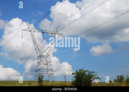 Elektrische Sendemasten isoliert gegen einen wunderschönen blauen Himmel.  Foto von Darrell Young. Stockfoto