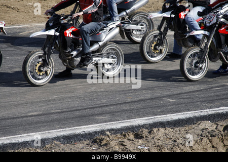 Motorräder in Aktion auf Rennen verfolgen im freien Stockfoto