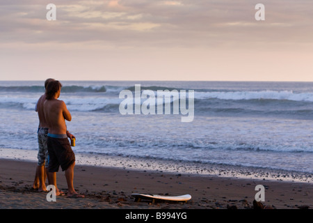 Surfer Sonnenuntergang in Dominical, Costa Rica. Stockfoto