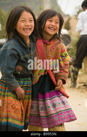 Porträt von Kichern Flower Hmong Mädchen in Cau Sohn in der Nähe von Bac Ha Vietnam Stockfoto