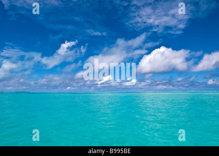 Türkisfarbenes Wasser trifft blauen Himmel mit Maina Insel im Hintergrund direkt an Aitutaki in The Cook Islands Pacific Ocean World Stockfoto