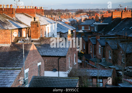 Am frühen Morgen Blick über die Dächer von Reihenhäusern in Chester City, Anzeigen overcrouding der Häuser in der Stadt, Cheshire, England, Großbritannien Stockfoto