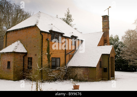 Ein altes Landhaus in den Schnee in Oxfordshire Stockfoto