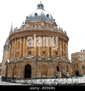 Die Radcliffe Camera im Schnee, Oxford Stockfoto