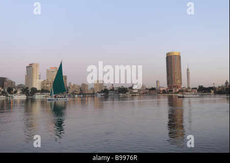 Ägypten Kairo Feluke Segelboot auf dem Nil im Morgengrauen Stockfoto