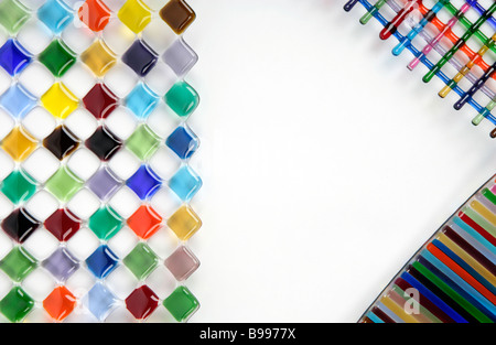 kühne Grafik Mischung aus Formen und Farben im Glas Quadrate Diamanten Streifen und Gitterwerk Stockfoto