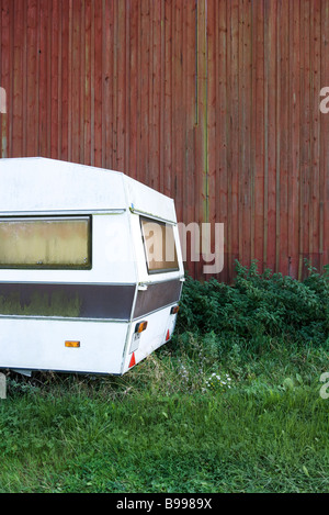 Verlassene Camper im Feld abgeschnitten Stockfoto