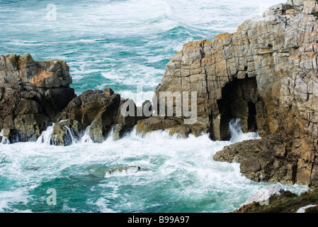 Wellen an der Steilküste, Bretagne, Frankreich Stockfoto