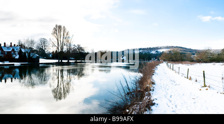Eine verschneite Flusslandschaft in der Nähe von Streatley und Göring auf der Themse Stockfoto