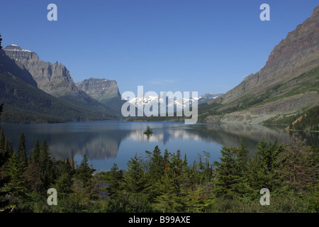 Nationalpark Absaroka - Beartooth Range Berge Schnee See flach ruhigem Wasser Insel Kiefern Stockfoto