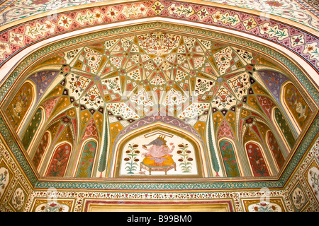 Kunstwerk auf Ganesh Pol, Ganesh Tor in Amber Palast, auch bekannt als Amber Fort, Bernstein, in der Nähe von Jaipur, Rajasthan, Indien Stockfoto