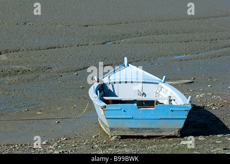 Ruderboot auf Schlamm Wohnung gestrandet Stockfoto