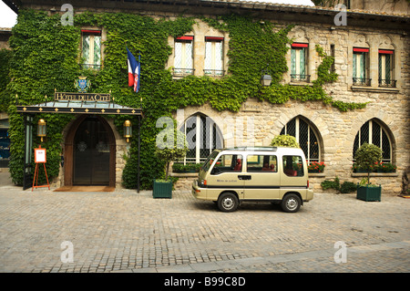Das Hôtel De La Cité in Carcassonne in Frankreich mit einem kleinen Lieferwagen vor der Tür geparkt, um Kunden zu erleichtern Stockfoto