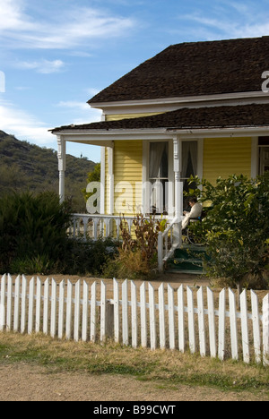 Ein gelbes Bauernhaus am Pioneer Living History Museum in Phoenix, Arizona, USA. Stockfoto