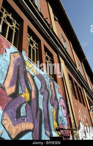 bunte urban Graffiti auf abblätternde Farbe auf alten Wandoberfläche in Sonne im freien Stockfoto