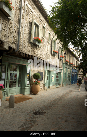 Ein Französisch-Straßenszene mit Ladenfronten und keine Menschen im portrait Stockfoto