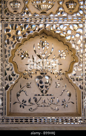 Wand im Spiegelsaal, Sheesh Mahal in Amber Palace auch bekannt als Amber Fort, Bernstein, in der Nähe von Jaipur, Rajasthan, Indien Stockfoto