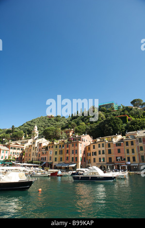 Der malerische Hafen von Portofino entlang der Amalfiküste in Italien, anders als die Italienische Riviera Stockfoto