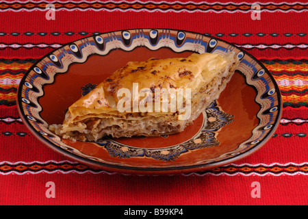 Baklava Dessert auf einen traditionellen Teller und Tischdecke Stockfoto