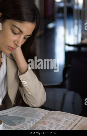 Frau lesen Zeitung Stockfoto