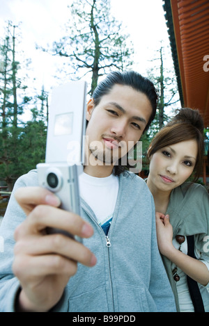 Junges Paar Fotografieren selbst mit Handy Stockfoto