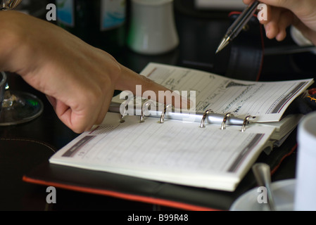 Zwei Menschen, die Pläne mit Tagesordnung, verweist ein Pferch, während der andere auf Seite Stockfoto