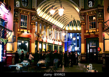 City of London Arbeiter trinken in Leadenhall Market Stockfoto