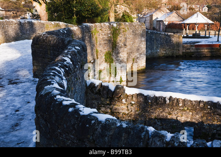 Die Sheepwash-Brücke über den Fluss Wye bei Ashford in Wasser, Peak District National Park, Derbyshire Stockfoto