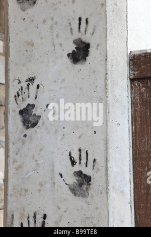 Graffiti-Hände auf einem Stützpfeiler den Spaziergang entlang der Befestigungsanlagen, Old Portsmouth Stockfoto