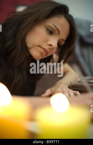 Frau schreiben, Kerzen brennen im Vordergrund Stockfoto