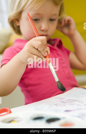 Kleinkind Mädchen malen Stockfoto